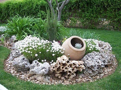 Fencing a flower bed with your own hands from improvised materials: fences