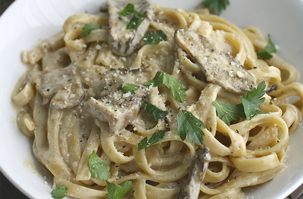 Fettuccine with porcini mushrooms: in creamy sauce, with bacon, chicken