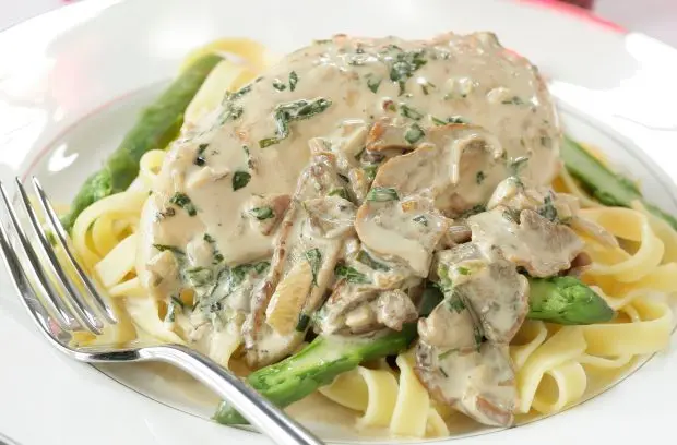 Fettuccine with porcini mushrooms: in creamy sauce, with bacon, chicken