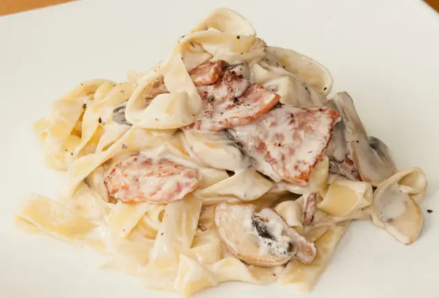 Fettuccine with porcini mushrooms: in creamy sauce, with bacon, chicken