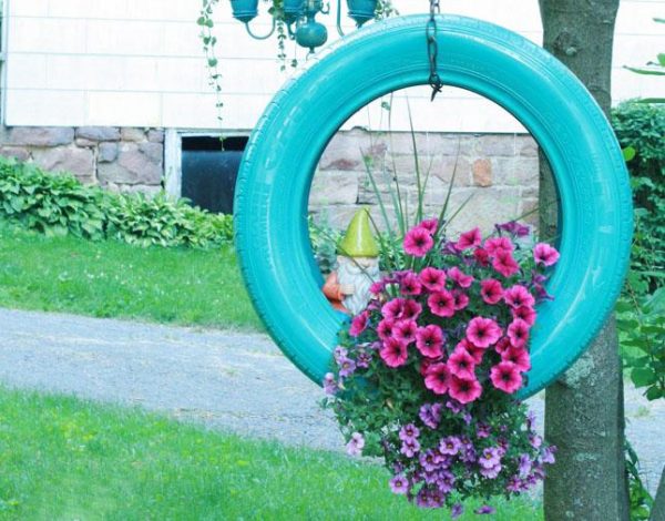 Flowerbeds from tires with their own hands: the original decoration of the garden