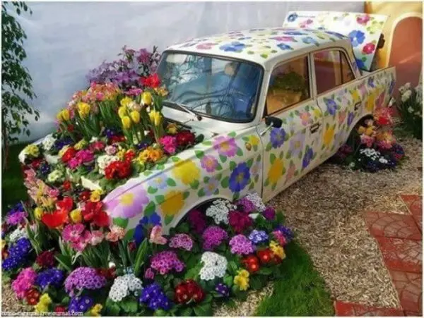 Flowerbeds in the courtyard of a private house with their own hands: original compositions