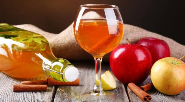 Fortified apple wine at home 