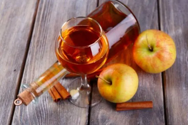 Fortified apple wine at home 