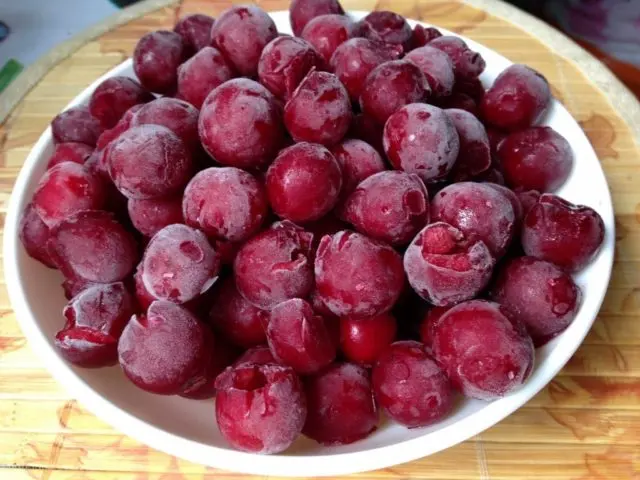 Freezing cherries for the winter in the freezer at home: with and without a stone