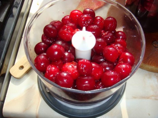 Freezing cherries for the winter in the freezer at home: with and without a stone