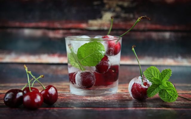 Freezing cherries for the winter in the freezer at home: with and without a stone