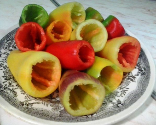 Freezing pepper for stuffing for the winter: fresh, whole, boats, cups