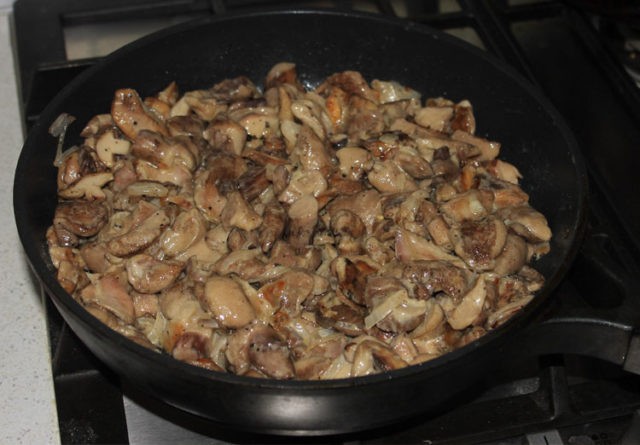 Fried boletus for the winter in jars: recipes with photos, harvesting mushrooms