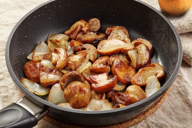 Fried boletus for the winter in jars: recipes with photos, harvesting mushrooms