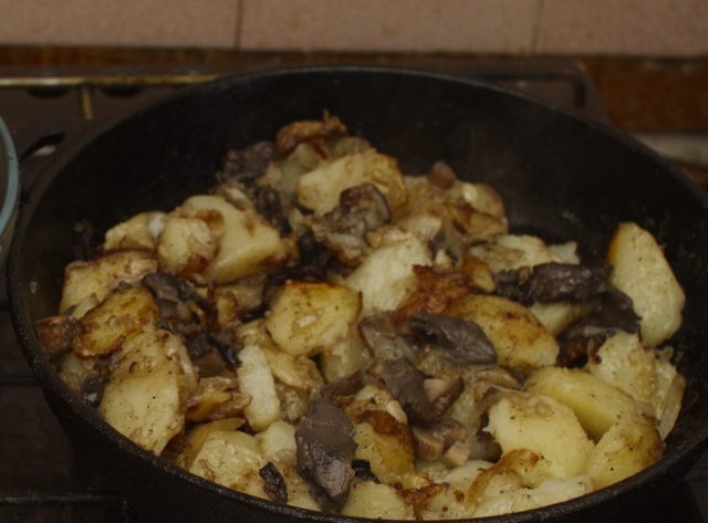 Fried boletus with potatoes: cooking recipes