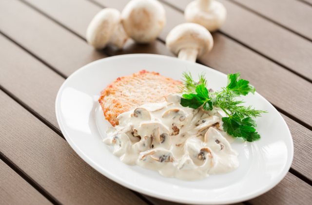 Fried champignons with onions and sour cream: how to cook in a pan, in a slow cooker, mushroom sauce, gravy