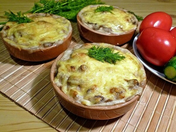 Fried champignons with onions and sour cream: how to cook in a pan, in a slow cooker, mushroom sauce, gravy