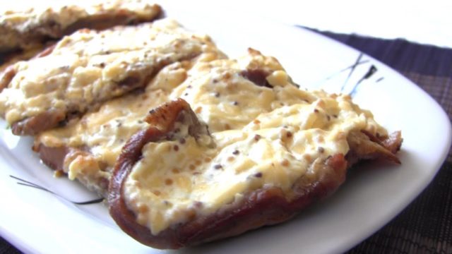 Fried champignons with onions and sour cream: how to cook in a pan, in a slow cooker, mushroom sauce, gravy