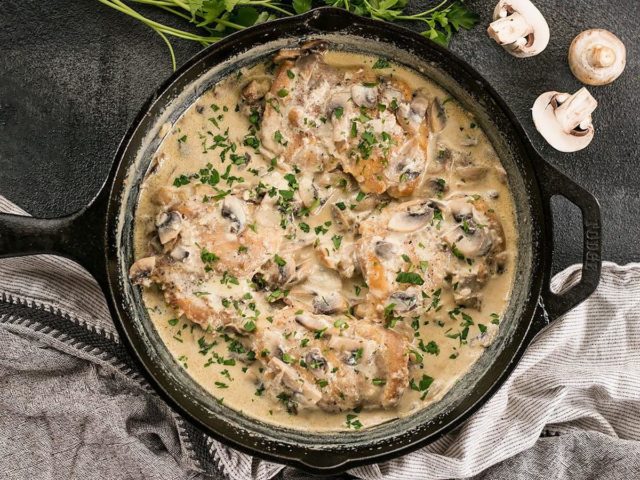 Fried champignons with onions and sour cream: how to cook in a pan, in a slow cooker, mushroom sauce, gravy