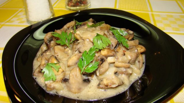 Fried champignons with onions and sour cream: how to cook in a pan, in a slow cooker, mushroom sauce, gravy