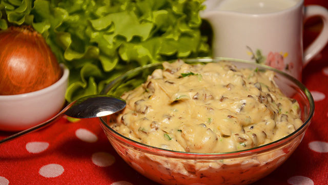 Fried champignons with onions and sour cream: how to cook in a pan, in a slow cooker, mushroom sauce, gravy