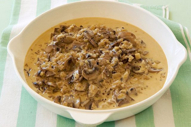 Fried champignons with onions and sour cream: how to cook in a pan, in a slow cooker, mushroom sauce, gravy