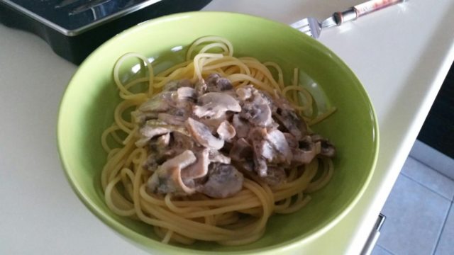 Fried champignons with onions and sour cream: how to cook in a pan, in a slow cooker, mushroom sauce, gravy