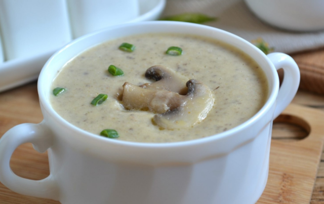 Fried champignons with onions and sour cream: how to cook in a pan, in a slow cooker, mushroom sauce, gravy