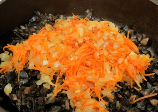 Fried champignons with onions in a pan, in a slow cooker: how delicious to fry with carrots, whole