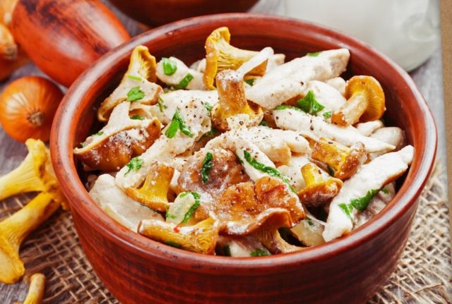 Fried chanterelles in sour cream with onions: how to cook, recipes