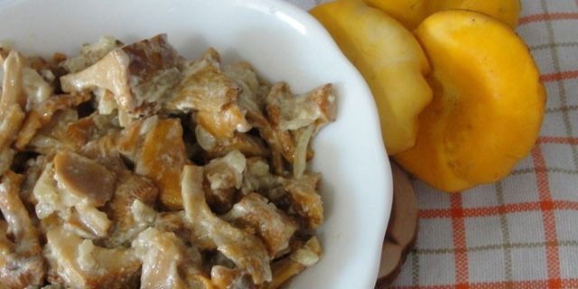 Fried chanterelles in sour cream with onions: how to cook, recipes