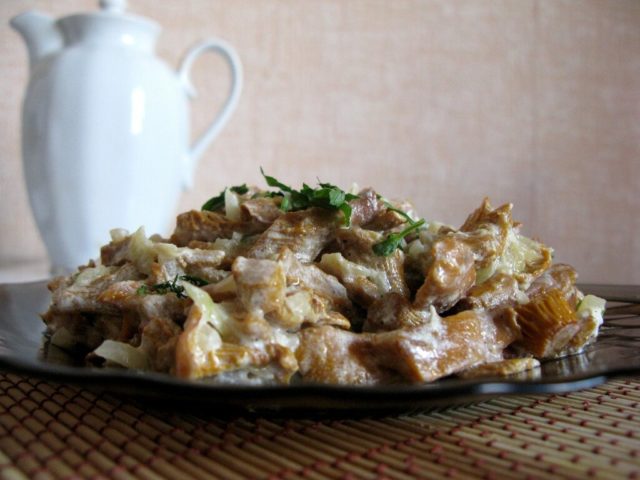 Fried chanterelles in sour cream with onions: how to cook, recipes