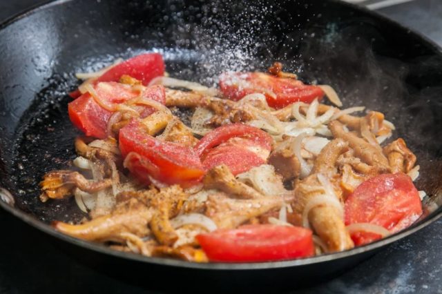 Fried chanterelles in sour cream with onions: how to cook, recipes