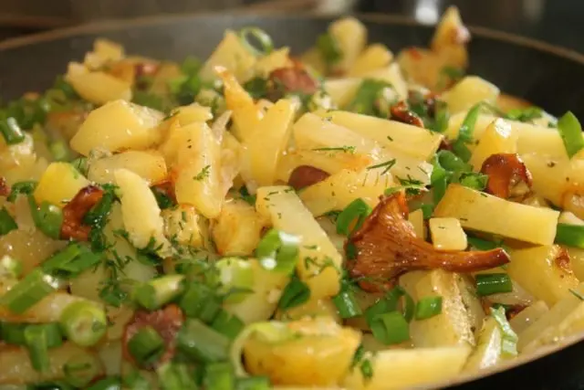 Fried chanterelles with potatoes: how to cook, recipes