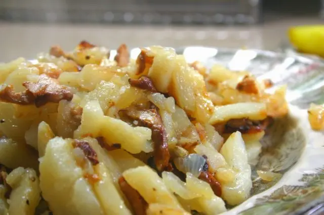 Fried chanterelles with potatoes: how to cook, recipes