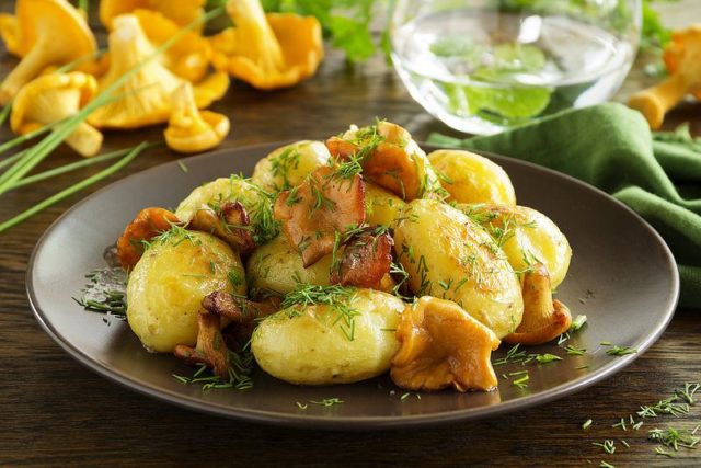 Fried chanterelles with potatoes: how to cook, recipes