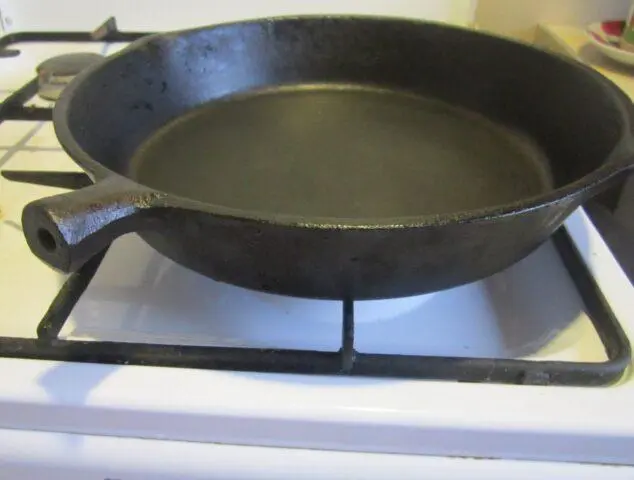 Fried currants in a pan: five-minute jam recipe, video