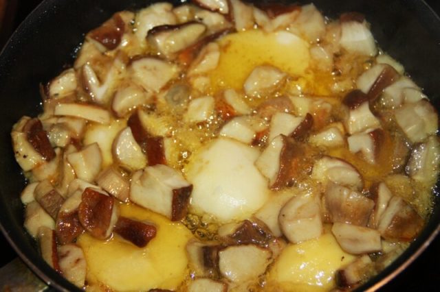 Fried porcini mushrooms in a pan: delicious cooking recipes