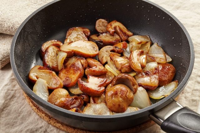 Fried porcini mushrooms in a pan: delicious cooking recipes