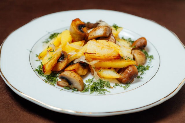 Fried porcini mushrooms with potatoes: cooking recipes