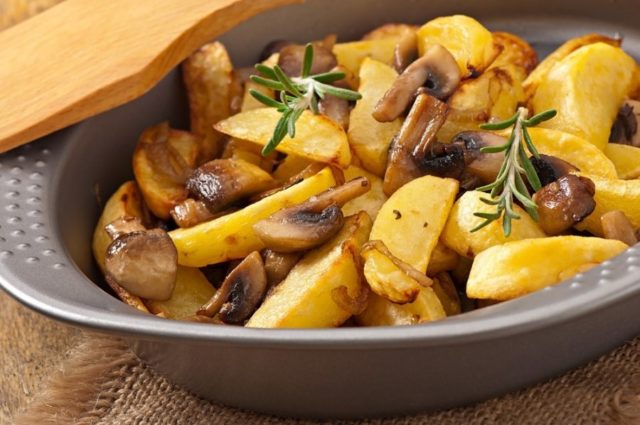 Fried porcini mushrooms with potatoes: cooking recipes