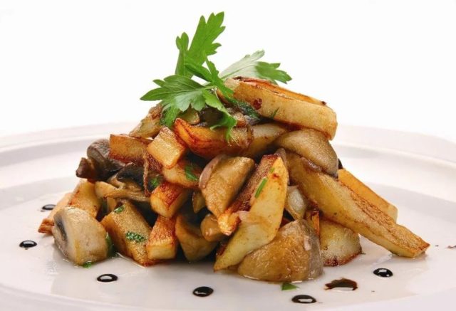 Fried porcini mushrooms with potatoes: cooking recipes