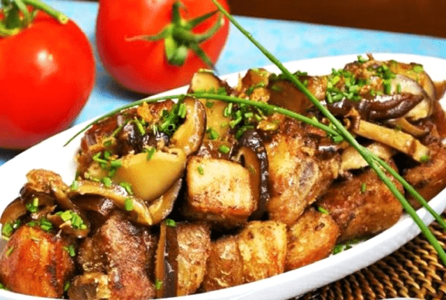 Fried potatoes with champignons in a pan: delicious recipes with onions, cheese, chicken, meat