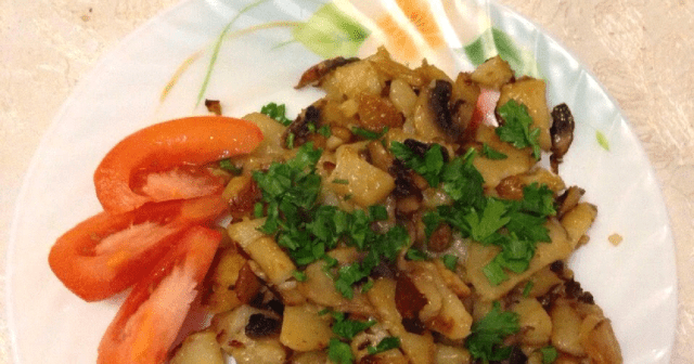 Fried potatoes with champignons in a pan: delicious recipes with onions, cheese, chicken, meat