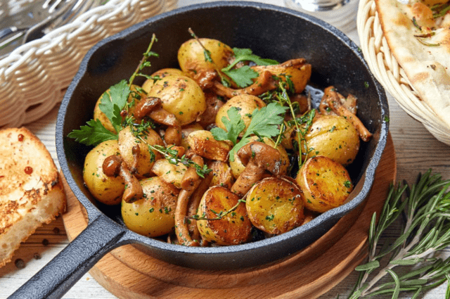 Fried potatoes with champignons in a pan: delicious recipes with onions, cheese, chicken, meat