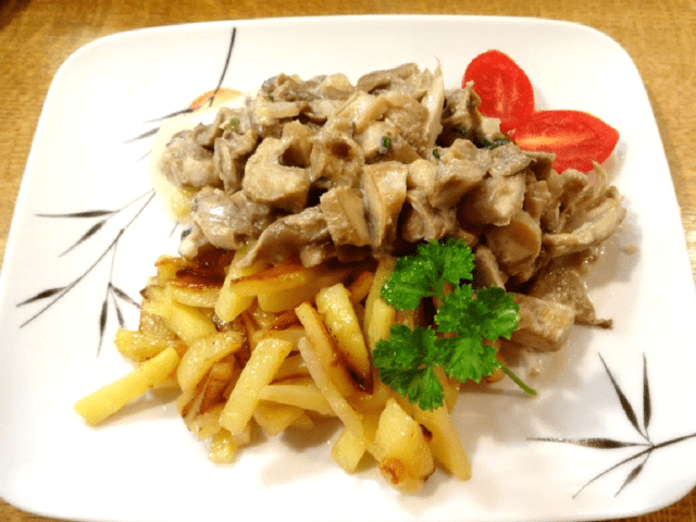 Fried potatoes with champignons in a pan: delicious recipes with onions, cheese, chicken, meat