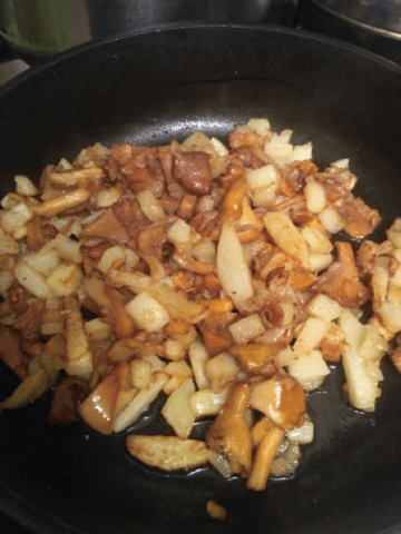 Fried potatoes with champignons in a pan: delicious recipes with onions, cheese, chicken, meat