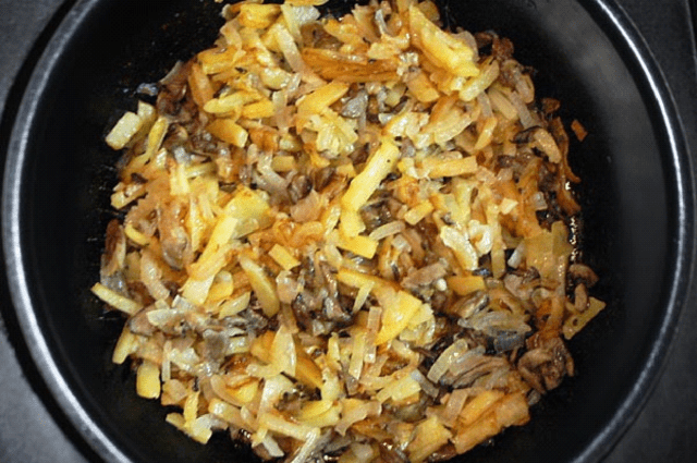 Fried potatoes with champignons in a pan: delicious recipes with onions, cheese, chicken, meat