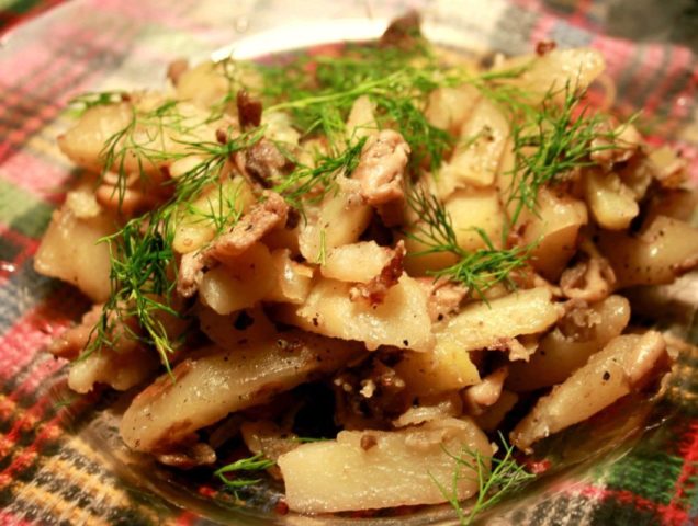 Fried potatoes with oyster mushrooms in a pan: cooking recipes