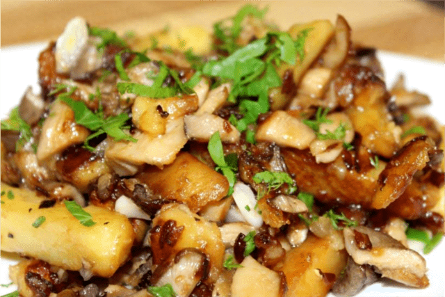 Fried potatoes with oyster mushrooms in a pan: cooking recipes