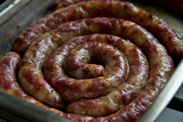 Fried Ukrainian sausage at home: recipes in the guts, with garlic