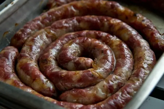 Fried Ukrainian sausage at home: recipes in the guts, with garlic