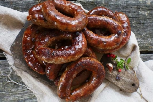 Fried Ukrainian sausage at home: recipes in the guts, with garlic