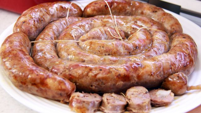 Fried Ukrainian sausage at home: recipes in the guts, with garlic